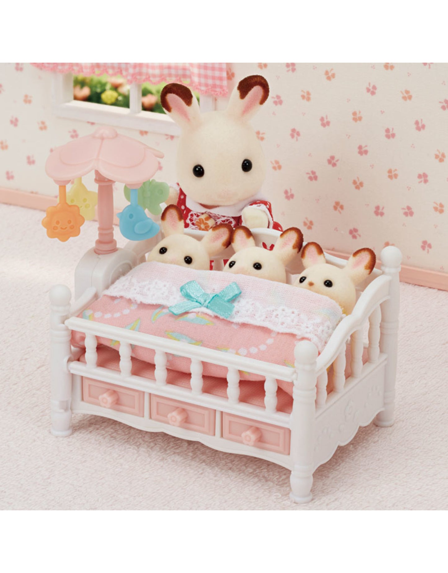 Bed voor drieling met mobiel