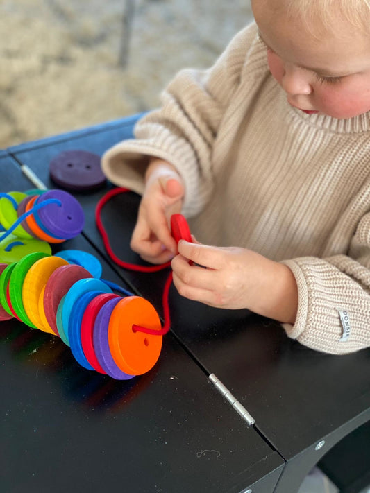 Rijgspel met grote regenboogknopen