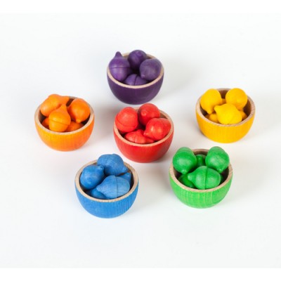 6 houten bakjes met 36 eikeltjes en een tang
