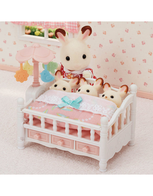 Bed voor drieling met mobiel
