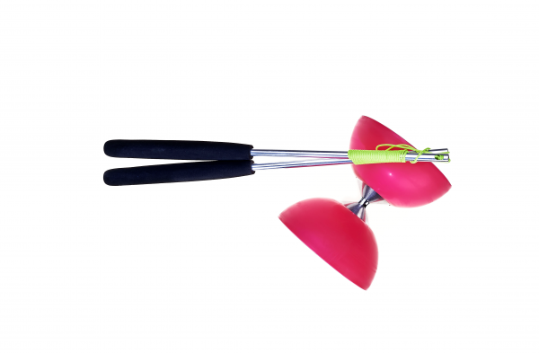 Diabolo van roze rubber met aluminium handstokken